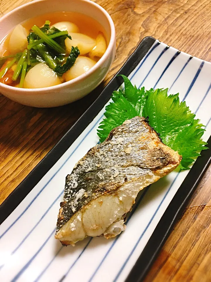 休日の夕飯
・スズキの塩焼き
・蕪とチクワの煮物|akiさん