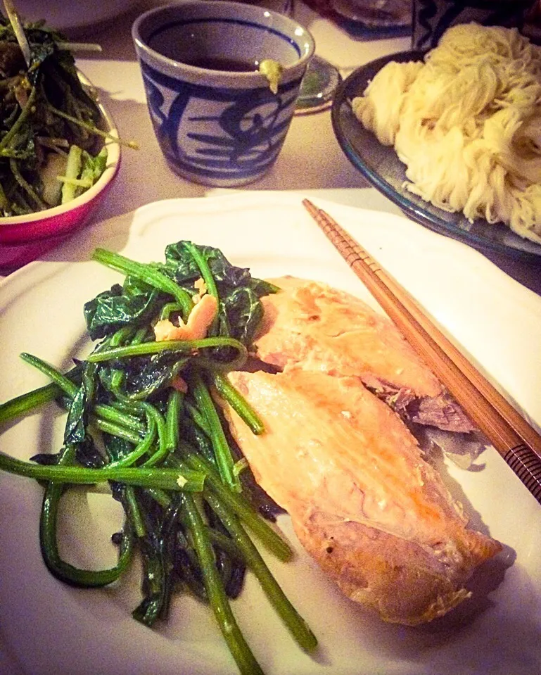 Spinach with grilled salmon, a well-known love story :)|el sushi de la manchaさん