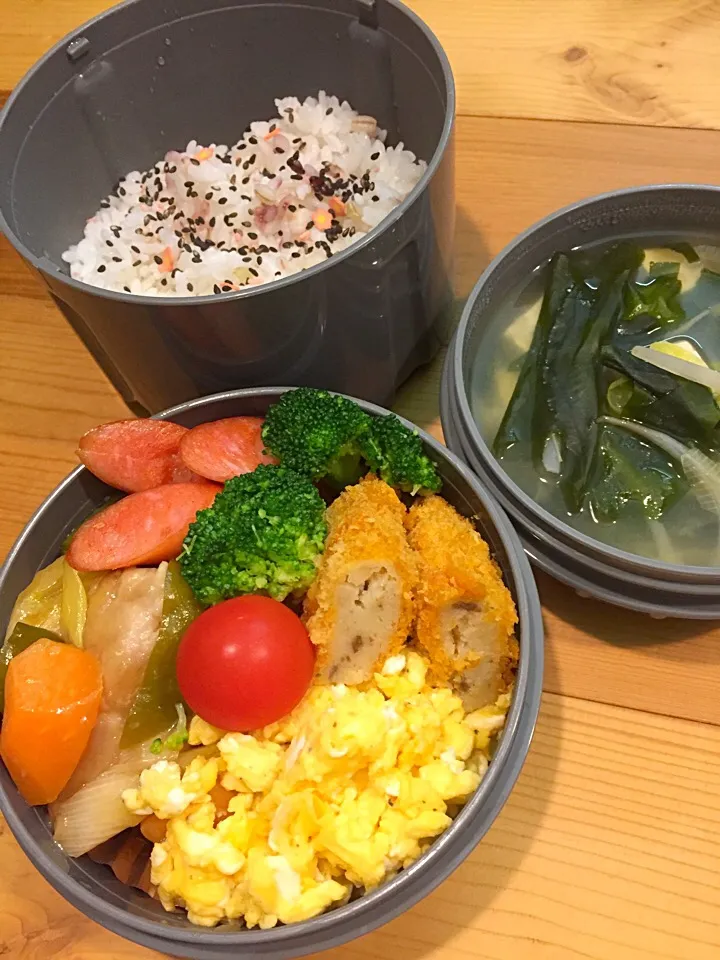 Snapdishの料理写真:パパたろ弁当  雑穀ふりかけごはん スクランブルエッグ 酢豚 ピリ辛ソーセージ コロッケ ブロッコリー ミニトマト お味噌汁(豆腐 わかめ もやし)|ひななぎさん