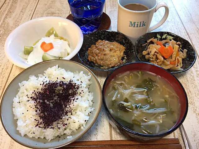 今日の男飯(＞人＜;)朝ごはんバージョン♬
納豆and味噌汁and大根切り干しの煮物andしそごはんandピクルスヨーグルト♬|ひーちゃんさん