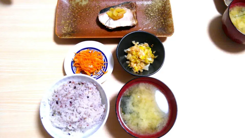 Snapdishの料理写真:１月17日　ぶりの旨酒煮　ねぎのナムル　にんじんの和風皿だ　お味噌汁|いもこ。さん