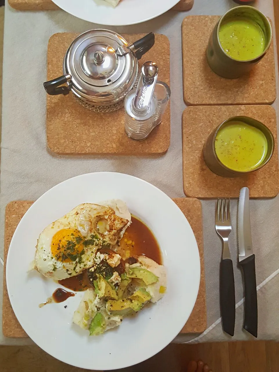 Brunch.
Fried Eggs, Avocado, Fried Tomato, Goats Cheese on Damper drizzled with Sticky Fig Balsamic.
Coconut Milk with Tumeric, Ginger, Organic Honey and Freshl|mishelle spryさん