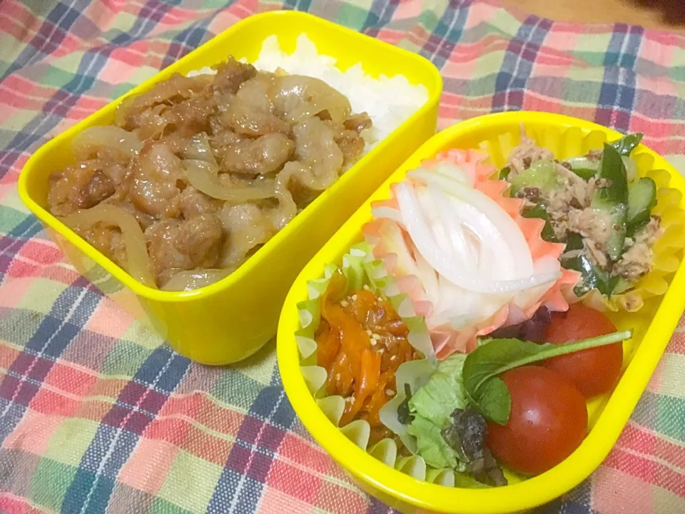 お弁当★にんじんのバター醤油、きゅうりの粒マスツナ和え、玉ねぎのマリネ、生姜焼き丼|ハルさん