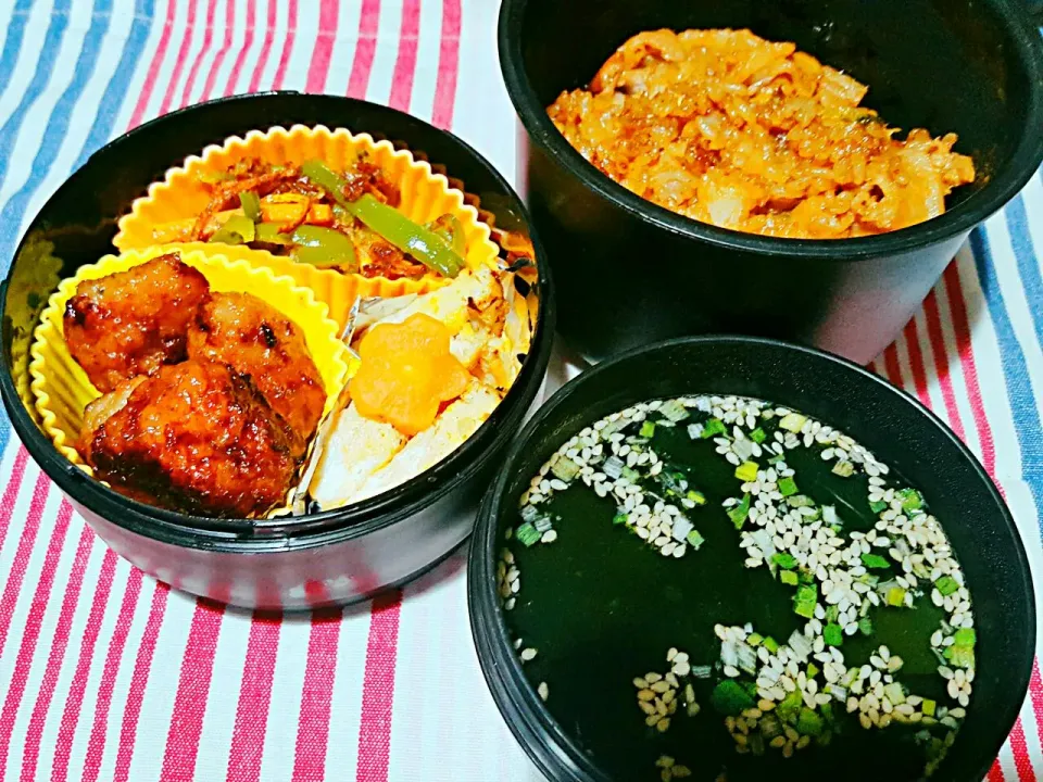 お弁当。ソース焼き飯と鶏つくねとだし巻きとピーマンにんじんマヨおかかとわかめスープ。|エリカさん