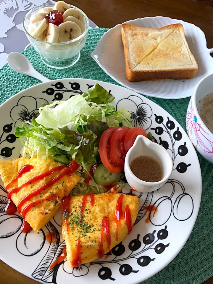 Snapdishの料理写真:中はトロ〜リ、チーズ入りオムレツとハニーバタートーストの朝食|tomoさん