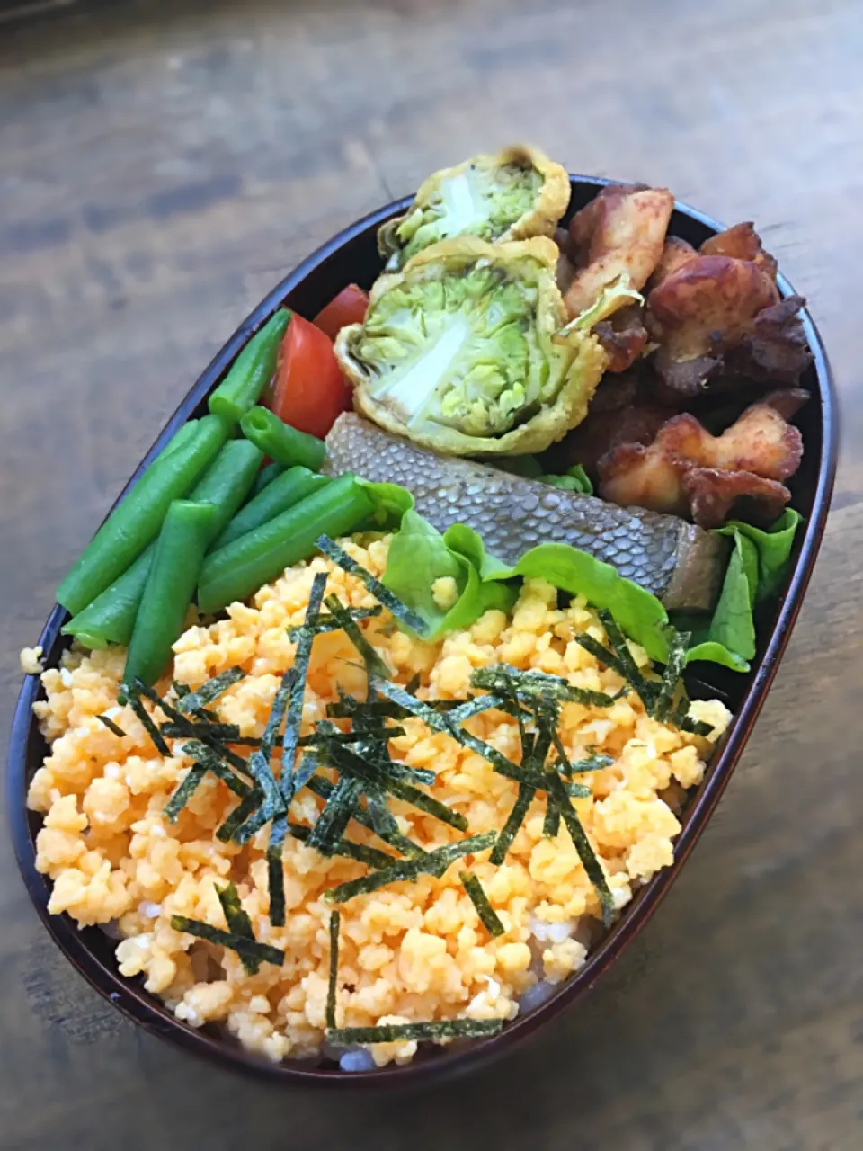 今日のお弁当
・鰤の煮物
・鳥唐揚げ
・ふきのとうの天ぷら
・たまごそぼろ|akiさん