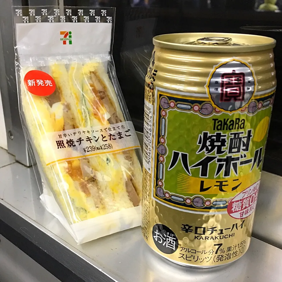 世界の車窓から♬ (▰˘◡˘▰)☝︎
#世界の車窓から #サンドイッチ #ハイボール|Yoshinobu Nakagawaさん