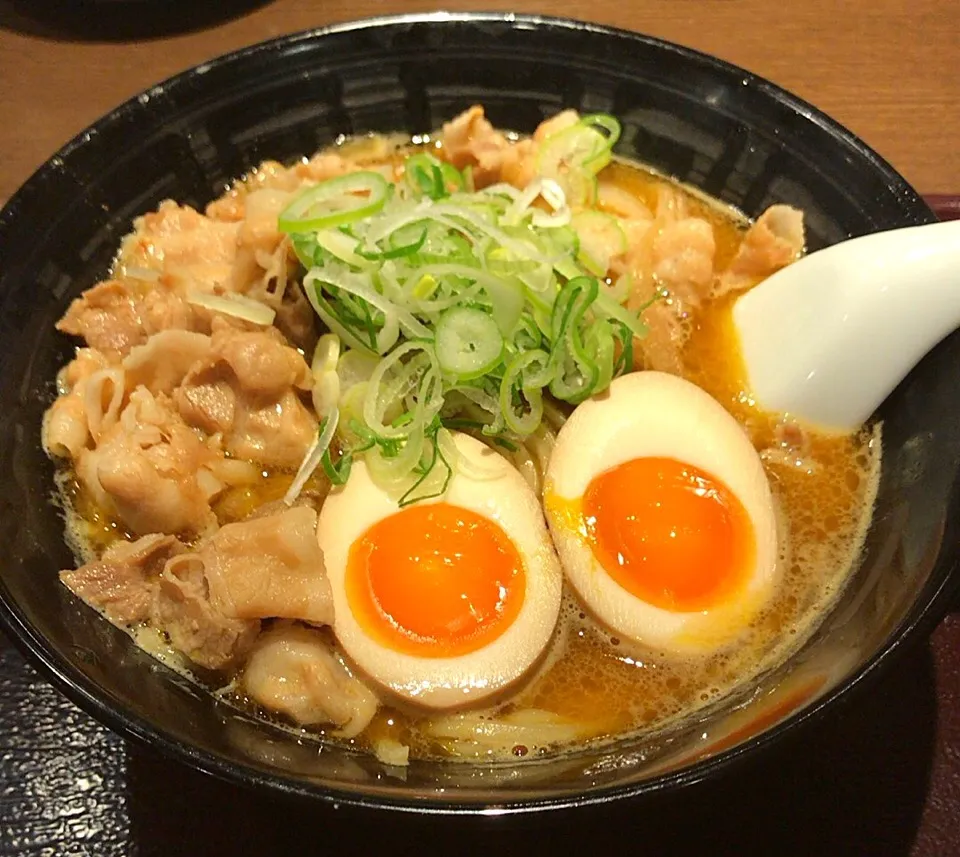 Snapdishの料理写真:肉そばカレーらーめん🍛🍜  ＋煮卵|るみおんさん