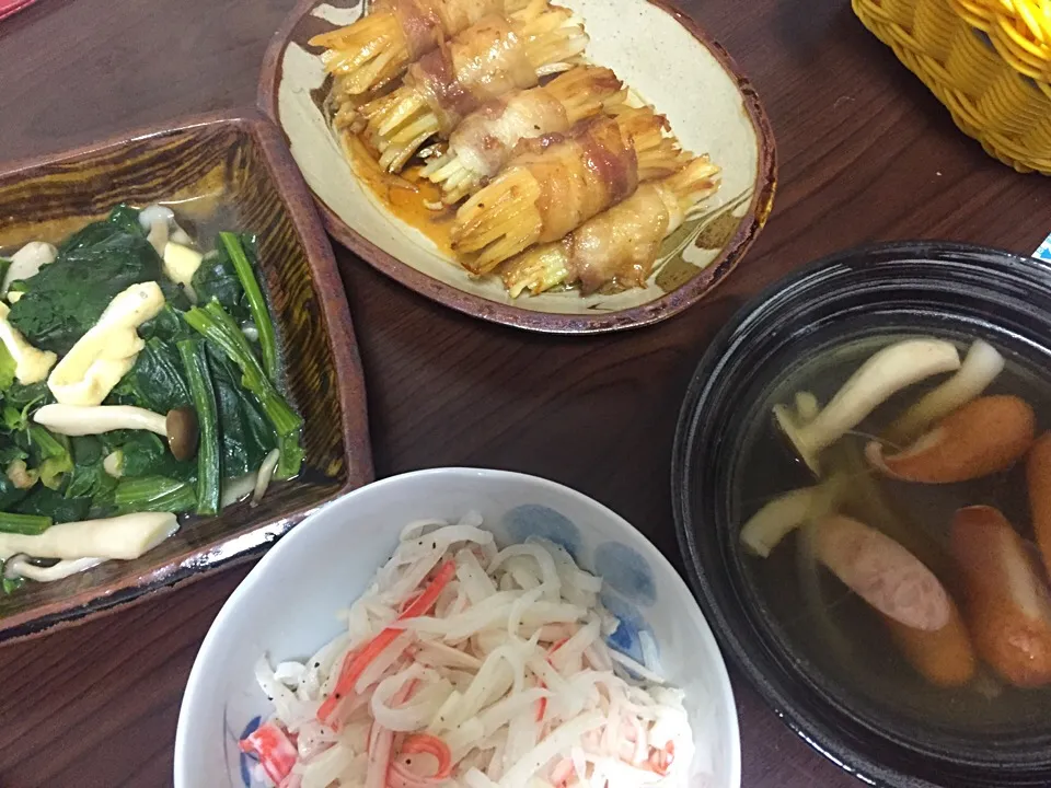 Snapdishの料理写真:1月23日晩ご飯。じゃがいもの豚巻き、ほうれん草の煮浸し、大根とカニカマサラダ、ダシダのウインナースープ。|あやさん