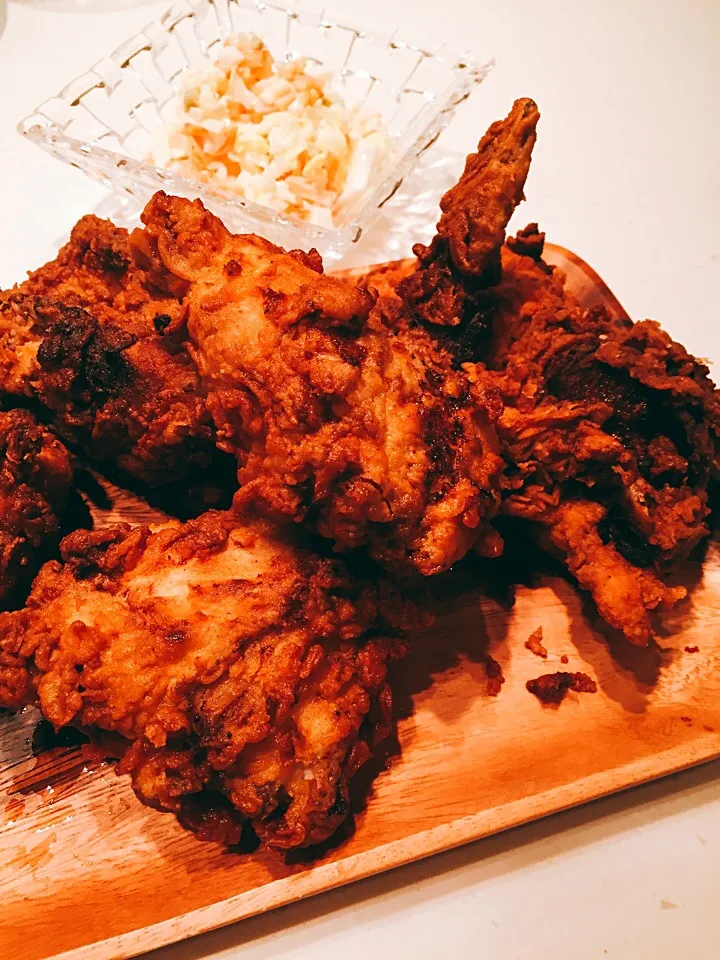 Snapdishの料理写真:バターミルクフライドチキンとコールスロー

#buttermilkfriedchicken #buttermilk #fried chicken #フライドチキン #バターミルク #コールスロー #coleslaw|hipboaさん