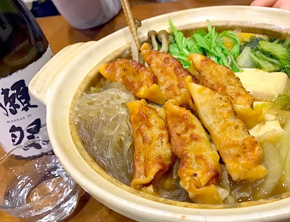 揚げ餃子鍋～🍲
寒い日には鍋に限る～😋❣️|みほままこさん