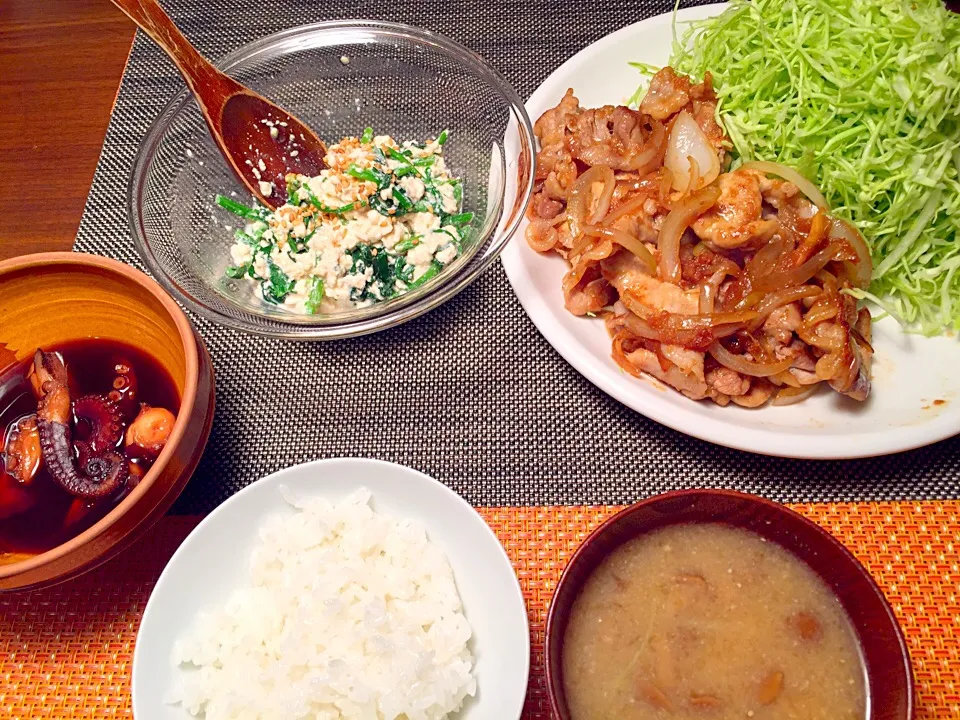 1/23 晩ご飯☆大量キャベツ（せん切りうまくできない…）と生姜焼き、春菊の白和え、タコ煮物、ご飯お味噌汁😋白米すすむ系👍|Tomomi Booさん