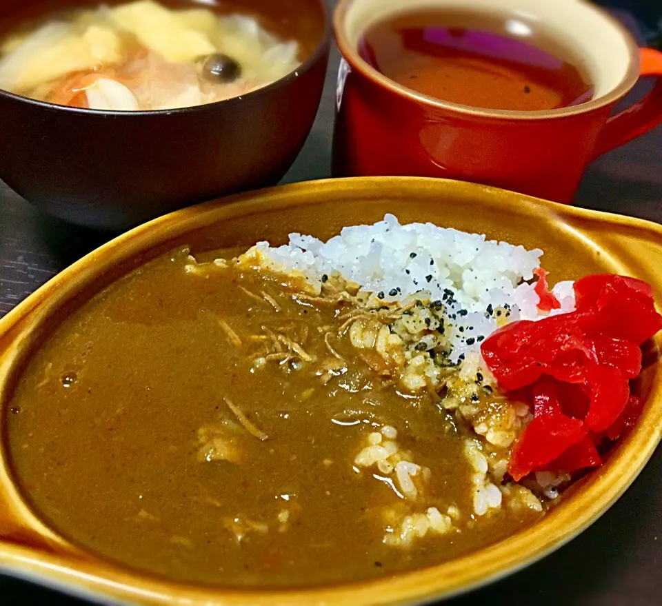 晩ごはん  普通のカレーライス  野菜たっぷり味噌汁|ぽんたさん