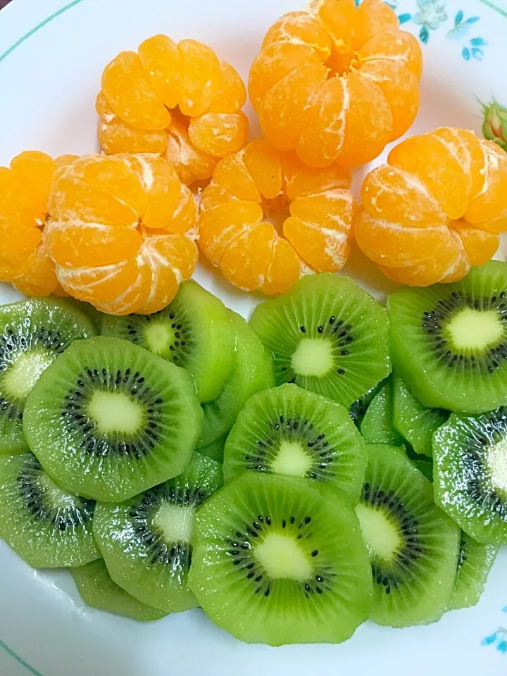 Snapdishの料理写真:🥝🥝kiwi&orange🍊🍊. 🌟take care of yourself🌟|Smile Brightさん