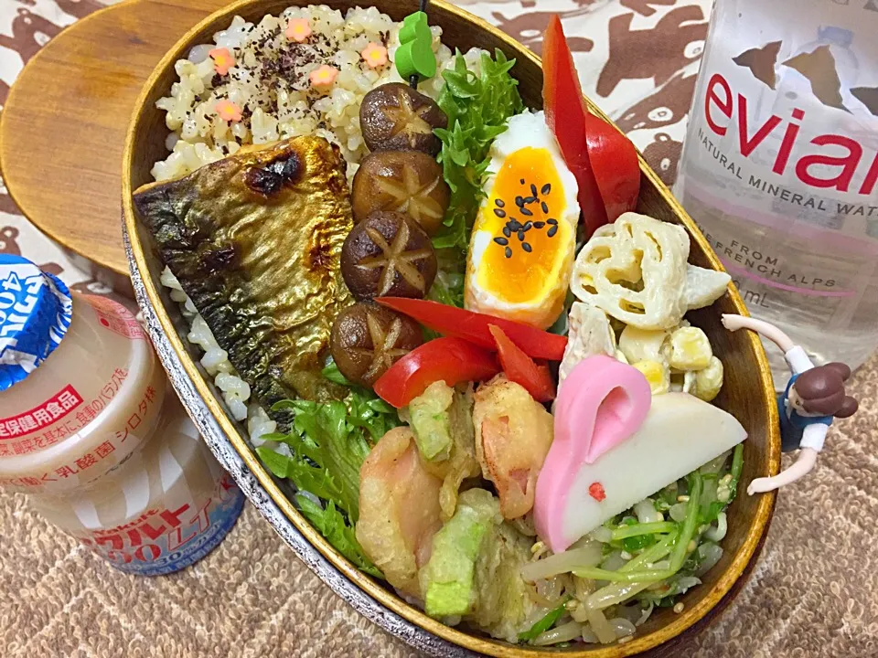 Snapdishの料理写真:玄米ご飯&魚ニソとアボカド🥑のフリッター&焼き塩サバ&ミニミニ椎茸のパタポン串&半月焼き&水菜ともやしのナムル&レンコンと絹さやのハートマカロニサラダ&うさちゃんかまぼこ&パプリカのダーリンお弁当♪

#弁当 #フチ子 #ちっちゃい椎茸可愛すぎる|桃実さん