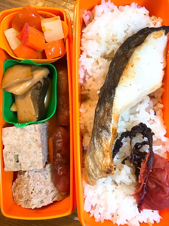 今日のお弁当#あらびきウィンナー #自家製梅干し #塩焼きタラ #エリンギのオイスターソース煮#自家製サルシッチャ#ロシアンサラダ|料理家めーらさん