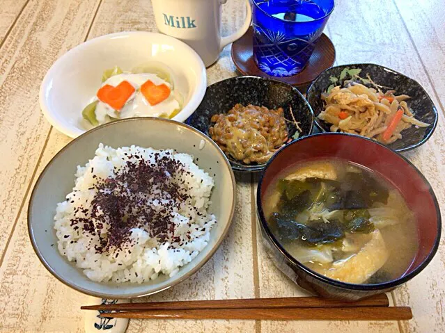 今日の男飯朝ごはんバージョン♬
納豆and味噌汁and切り干し大根の煮物andしそごはんandピクルスヨーグルト♬|ひーちゃんさん