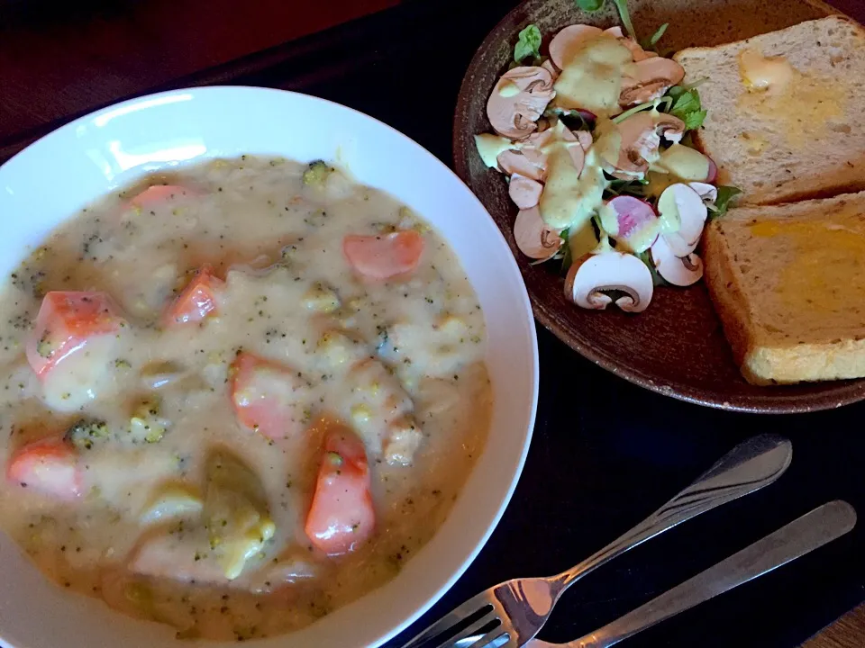 クリームシチューとつまみ菜とブラウンマッシュルームのサラダとトースト|ラーメンの小池さん