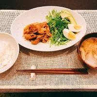 Snapdishの料理写真:豚の生姜焼き  水菜とアボカドのサラダ  ほうれん草と油揚げのお味噌汁|tomotaさん