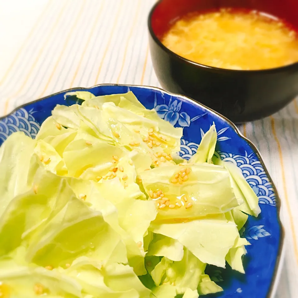 Snapdishの料理写真:ちぎりキャベツとキャベツの芯のかき玉味噌汁（低糖質メニュー）|necoronさん