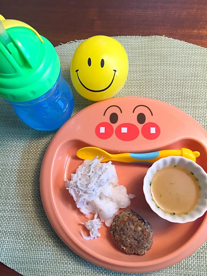 Snapdishの料理写真:1/24 息子クンお昼ご飯  しらす軟飯、おお味噌汁、お豆腐ひじき鳥ひき肉ハンバーグ  #離乳食  …ほとんど残しました😭|Tomomi Booさん