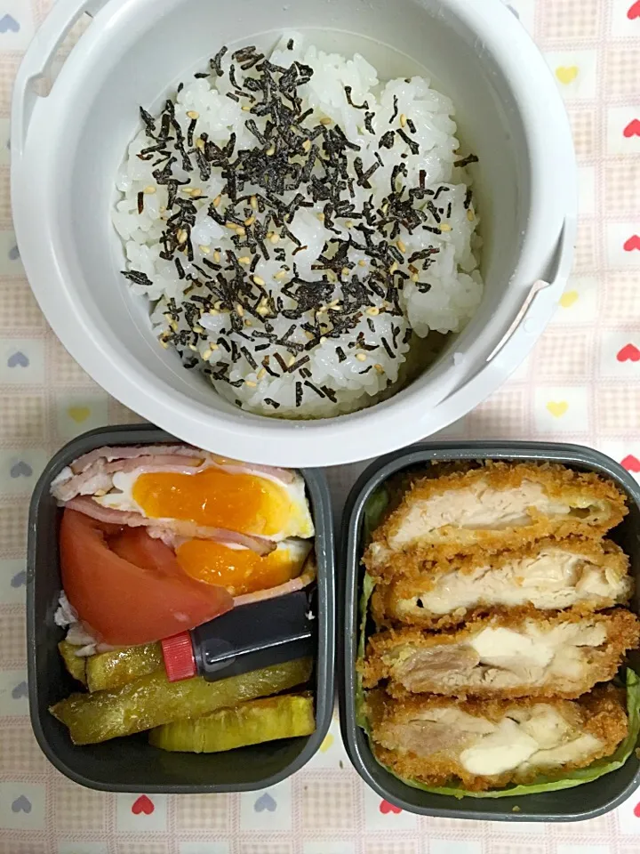 1月24日息子弁当
鶏カツ  ベーコンエッグ
さつまいもの甘いバター炒め|オリーブさん