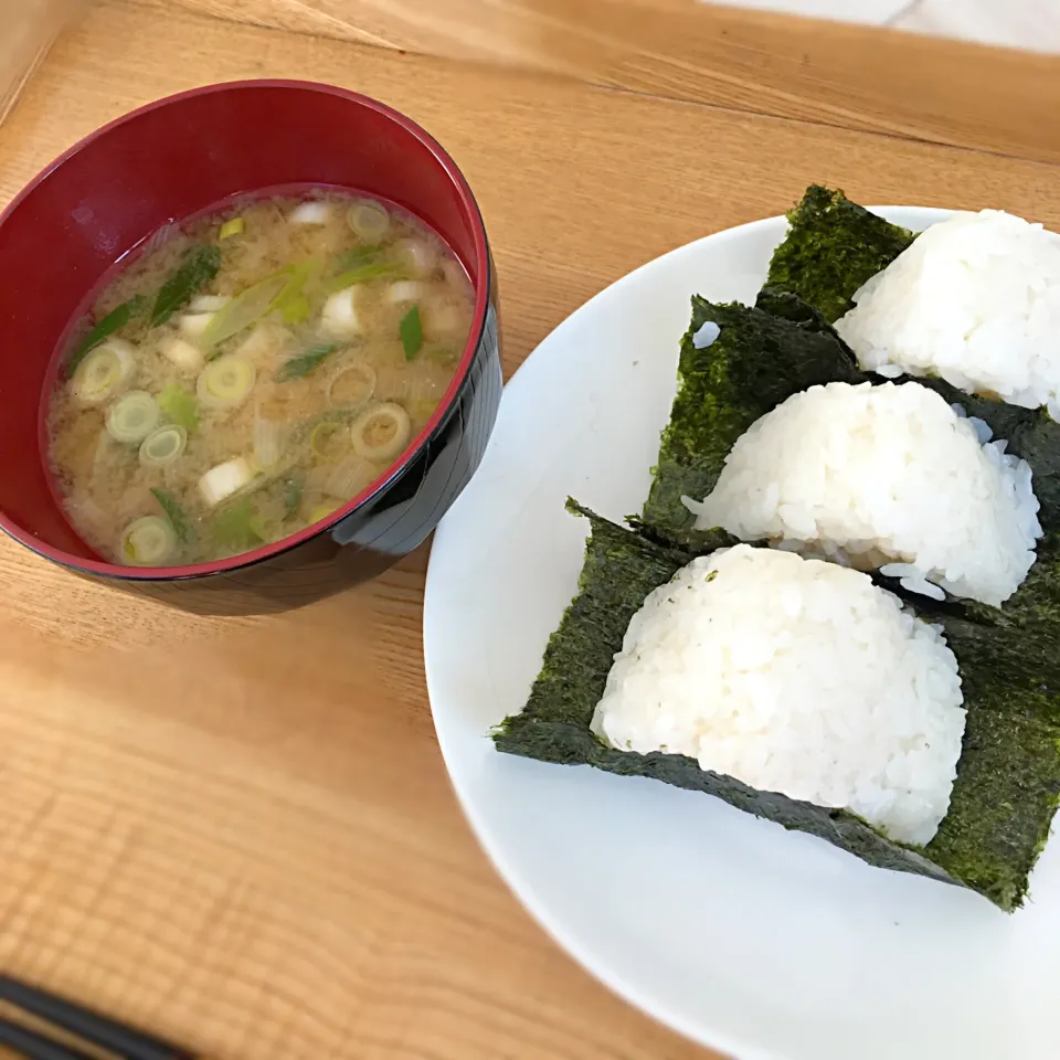 旦那作。塩おにぎりとネギ味噌汁|きむっちさん