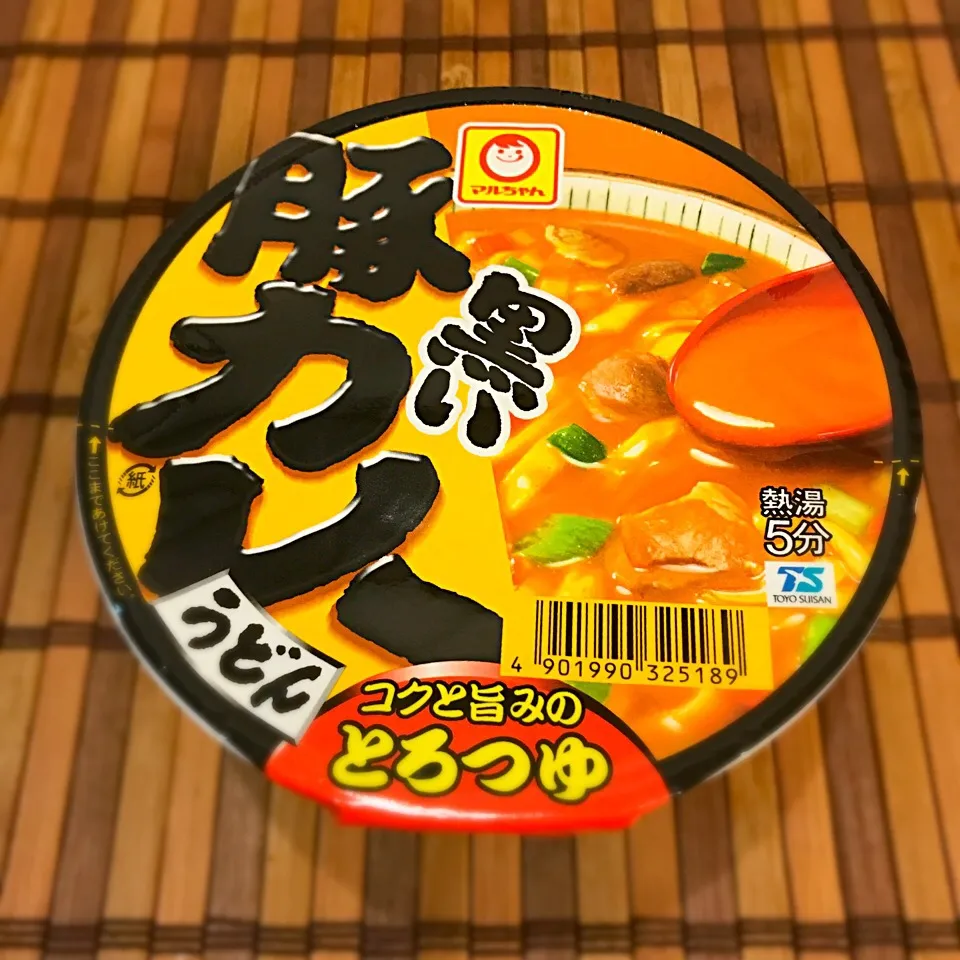 Snapdishの料理写真:【1年1000カレー】1月16日 黒い豚カレーうどん／マルちゃん【No.84/1,000】|かれぇ☆はんたぁさん