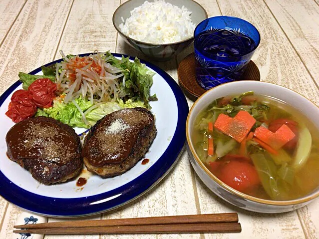 今日の男飯(＞人＜;)テニス前の晩ごはんバージョン♬
ハンバーグステーキ♬ソースが美味しい╰(*´︶`*)╯♡and野菜コンソメSOUP♬|ひーちゃんさん