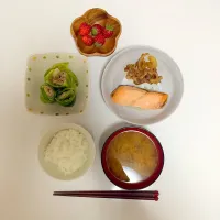 ツナロールキャベツ
さけの酒蒸し
豚肉の焼肉のたれいため
野菜たっぷり味噌汁|serinaさん