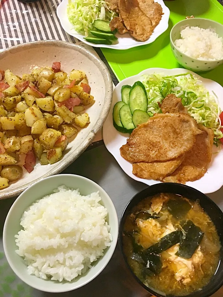 生姜焼きと添え野菜、皮付きじゃがいもとベーコンのバター炒め、玉ねぎとワカメと玉子の味噌汁(*^ω^*)|ライムさん