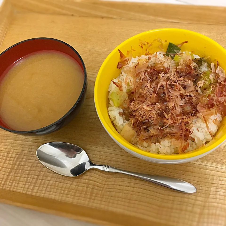 旦那作。ネギと豚炒めにおかか乗せた丼！|きむっちさん