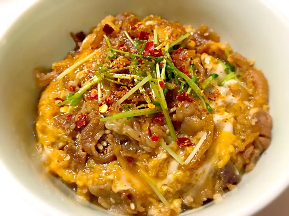 牛肉と生姜の佃煮の牛とじ丼🐂|みほままこさん