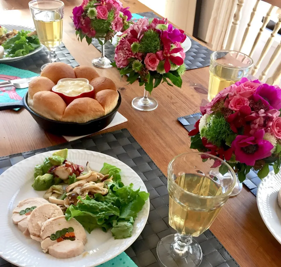 もとぱんさんの料理 ワイン会🍷①  塩麹鶏ハム🐔ドライトマトのオイル漬けを巻いて🍅|カタツムリさん