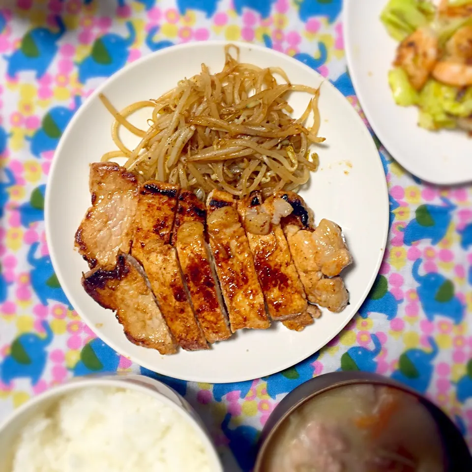 Snapdishの料理写真:2017.1.24豚肉味噌漬けと海老とキャベツのペペロンチーノと豚汁です❗️|カナ☆デップさん