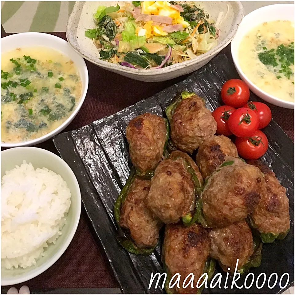 Snapdishの料理写真:ピーマンの肉詰め⭐︎色々サラダ⭐︎玉子スープ|マイコさん