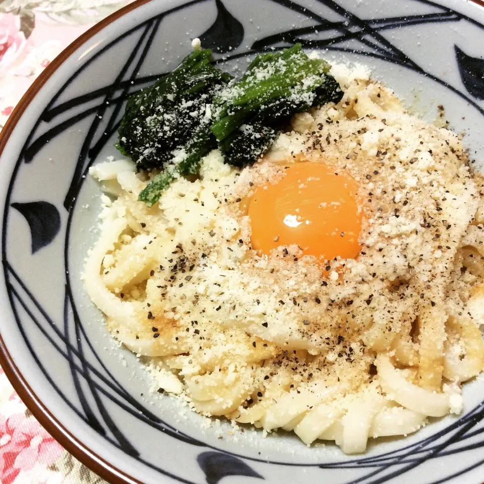 〆は#シマダヤ#食塩不使用#本うどん で#釜玉#カルボナーラ#うどん 😆💕
いつも通り、アツアツうどんに#卵 を乗せたら、しょうゆをひとたらし。#チーズ#ブラックペッパー を振りかけて#いただきます ✨💕うどん自体が#からだにやさしい#healthy タイプなのでトッピングも冒険出来る！？器は#非売品#丸亀製麺 の丼で|夢ーテルさん