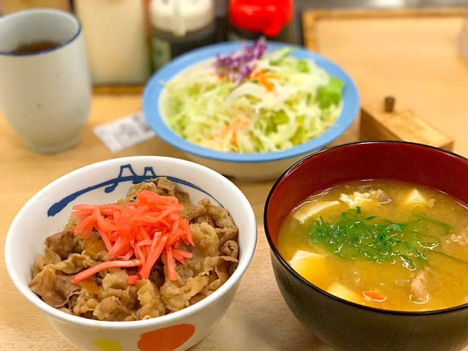 牛めしミニにとん汁変更 生野菜|マハロ菊池さん