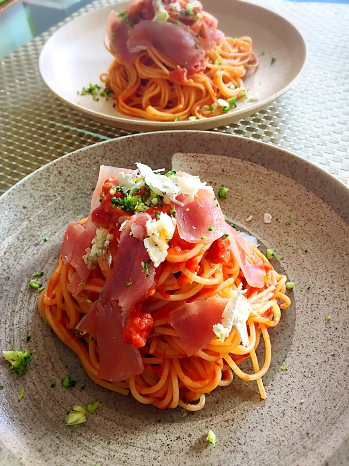 トマトソース🍅とチーズ🧀のパスタ🍝生ハムのせ|もかもいさん