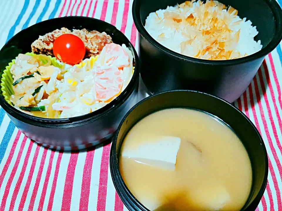 お弁当。鶏の卵とじと唐揚げとマカロニサラダとさつまいもと豆腐のお味噌汁。|エリカさん