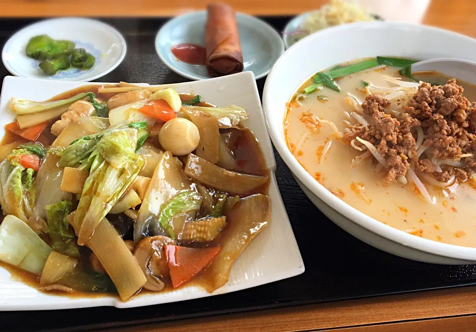 営業マンの昼ごはん  八宝菜と
台湾とんこつラーメン ライス 揚物
サラダ コーヒー|ぽんたさん