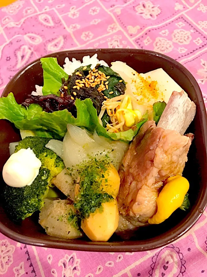 パパお弁当🍱😋  スペアリブと野菜の煮物🍖  和辛子添え  山芋の煮物  ブロッコリーサラダ🌳  ホウレンソウの海苔ゴマ和え🌱  もやしナムル🌶  椎茸昆布の佃煮  大根の糠漬け  白菜の漬物|ch＊K*∀o(^^*)♪さん