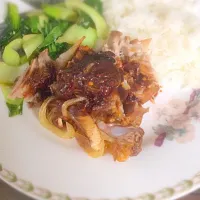 Crispy roasted pork belly served with rice and Bak Choy flavored with a caramelised chili glaze|Brian Lawrenceさん