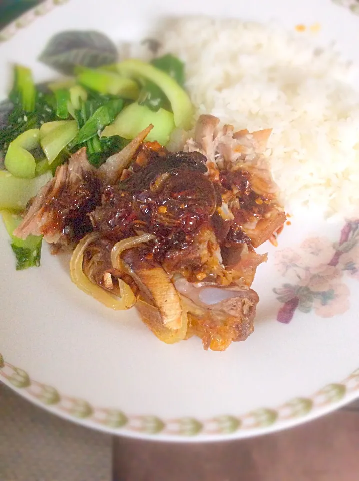 Crispy roasted pork belly served with rice and Bak Choy flavored with a caramelised chili glaze|Brian Lawrenceさん