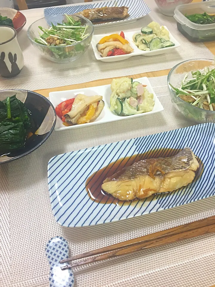 鱈の煮付け
ほうれん草のお浸し
ポテトサラダ
パプリカとエリンギのマリネ
水菜のくるみとじゃこ和えサラダ|ひまわりさん