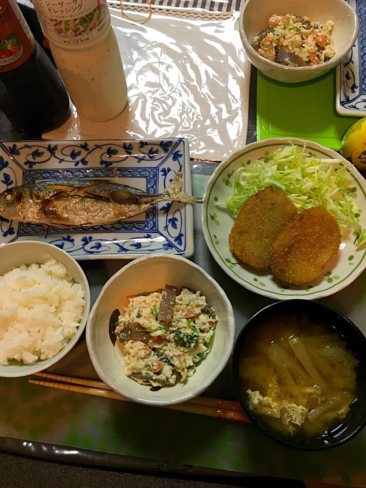 Snapdishの料理写真:アジの塩焼き、白和え(豆腐、人参、コンニャク、鳥ササミ、三つ葉、春菊)、お肉屋さんのコロッケ、大根と油揚げの味噌汁(*^ω^*)|ライムさん