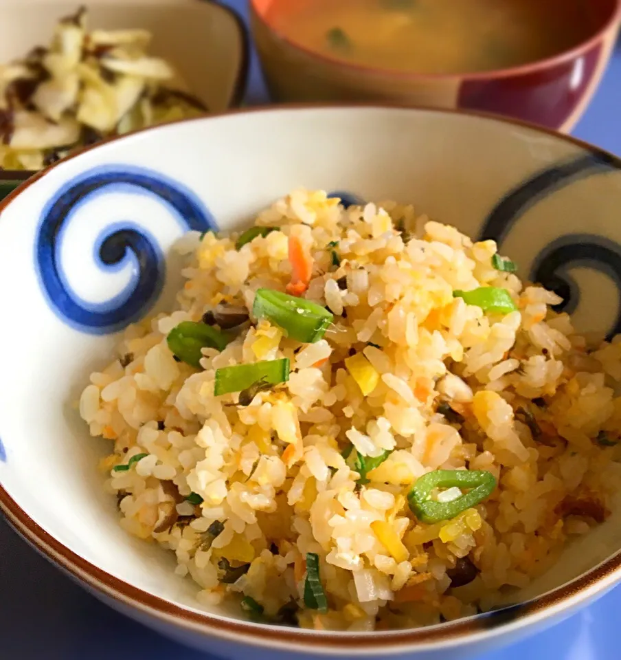 昼ごはん  鮭の五目炒飯（塩鮭、スナップエンドウ、シメジ、タクアン、白菜漬、紫蘇の実漬、卵、ネギ）、あ、七目だ^ ^p|ぽんたさん