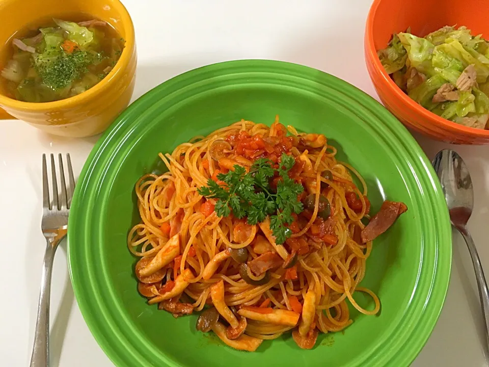 ナポリタン🍝野菜のコンソメスープ🍲キャベツとバジルソースのホットサラダ|Jessy♡さん