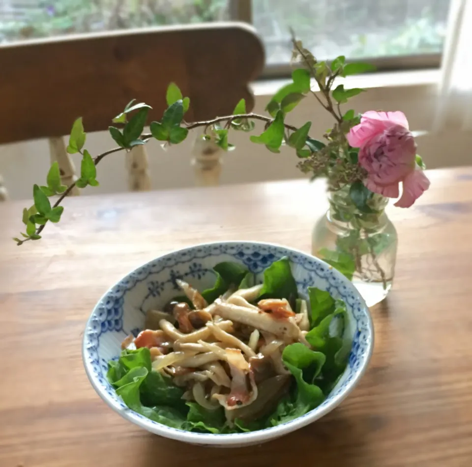 Snapdishの料理写真:桜央里さんの料理 カリカリベーコンがアクセント🍄きのこのホットサラダ🍄|カタツムリさん