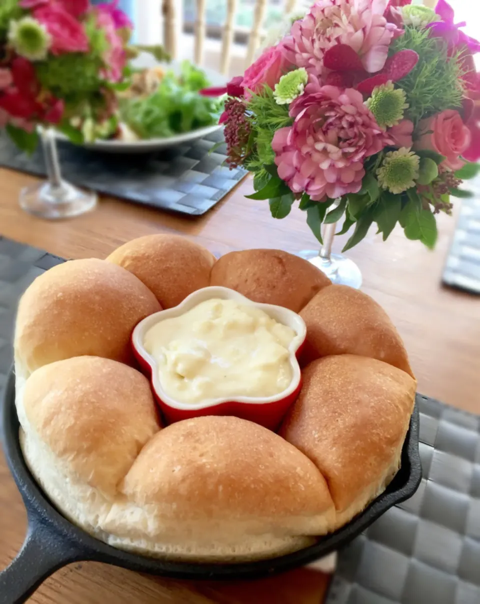 sakurakoさんの料理 スキレットブレッド＆伸びるマッシュポテトのアリゴを添えて😋💓|カタツムリさん